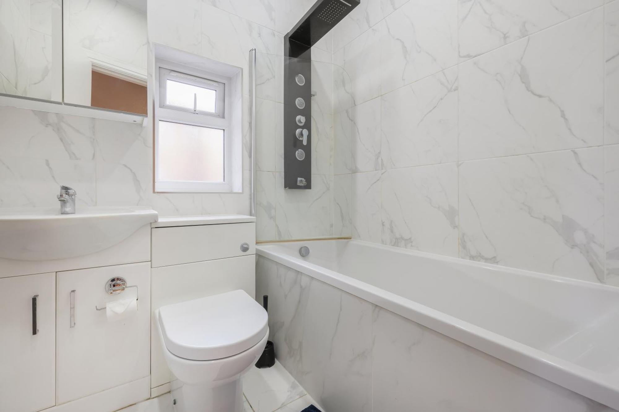 Spacious Near Hammersmith Staion * Londen