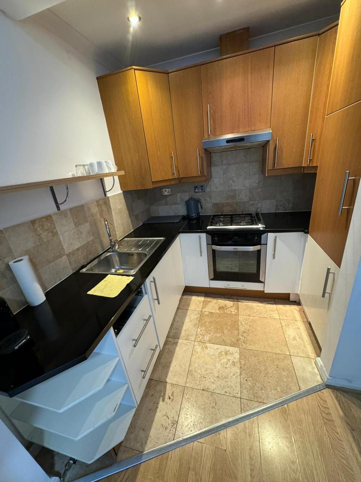 Minutes From Hammersmith And Kensington 2 * London