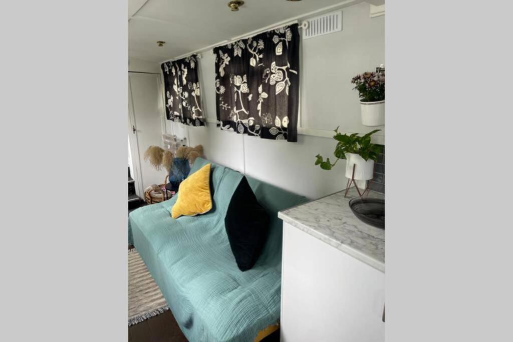 Narrow Boat Moored In Hotel en barco