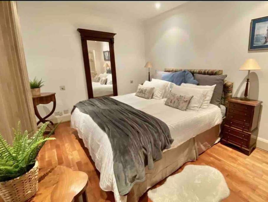 Spacious Flat In The Desirable Area Of * Londen