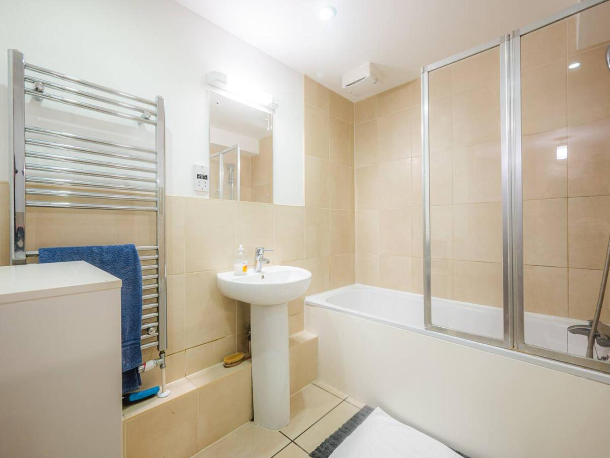 Apartment Pass The Keys Modern 2-bed With Private Balcony, Near Dalston Junction Station - Ideal Urban Retreat! *
