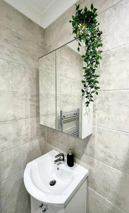 A Brilliant One Double Bedroom Flat * Londen