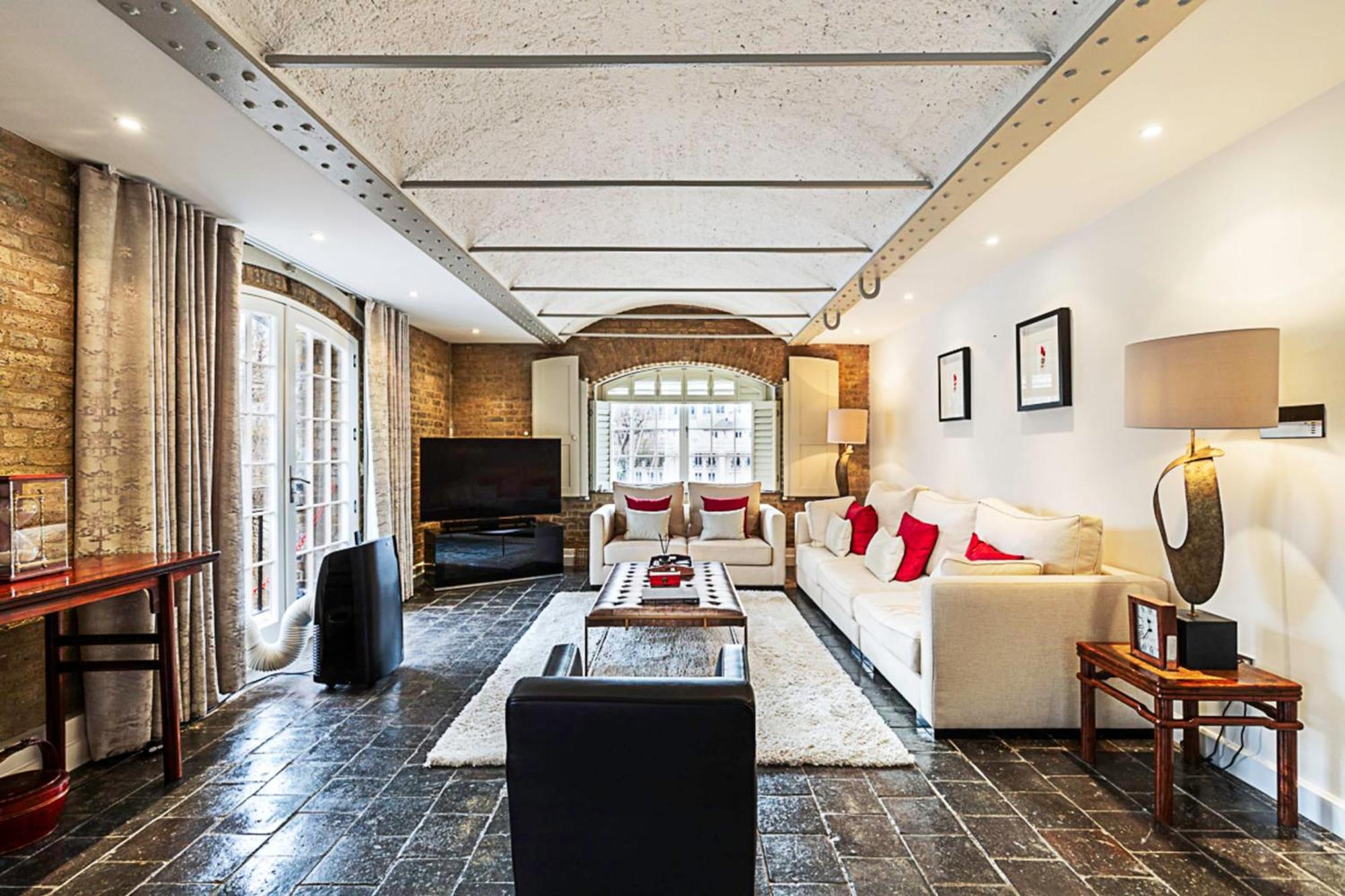 Charming In St Katharine Docks Apartment London