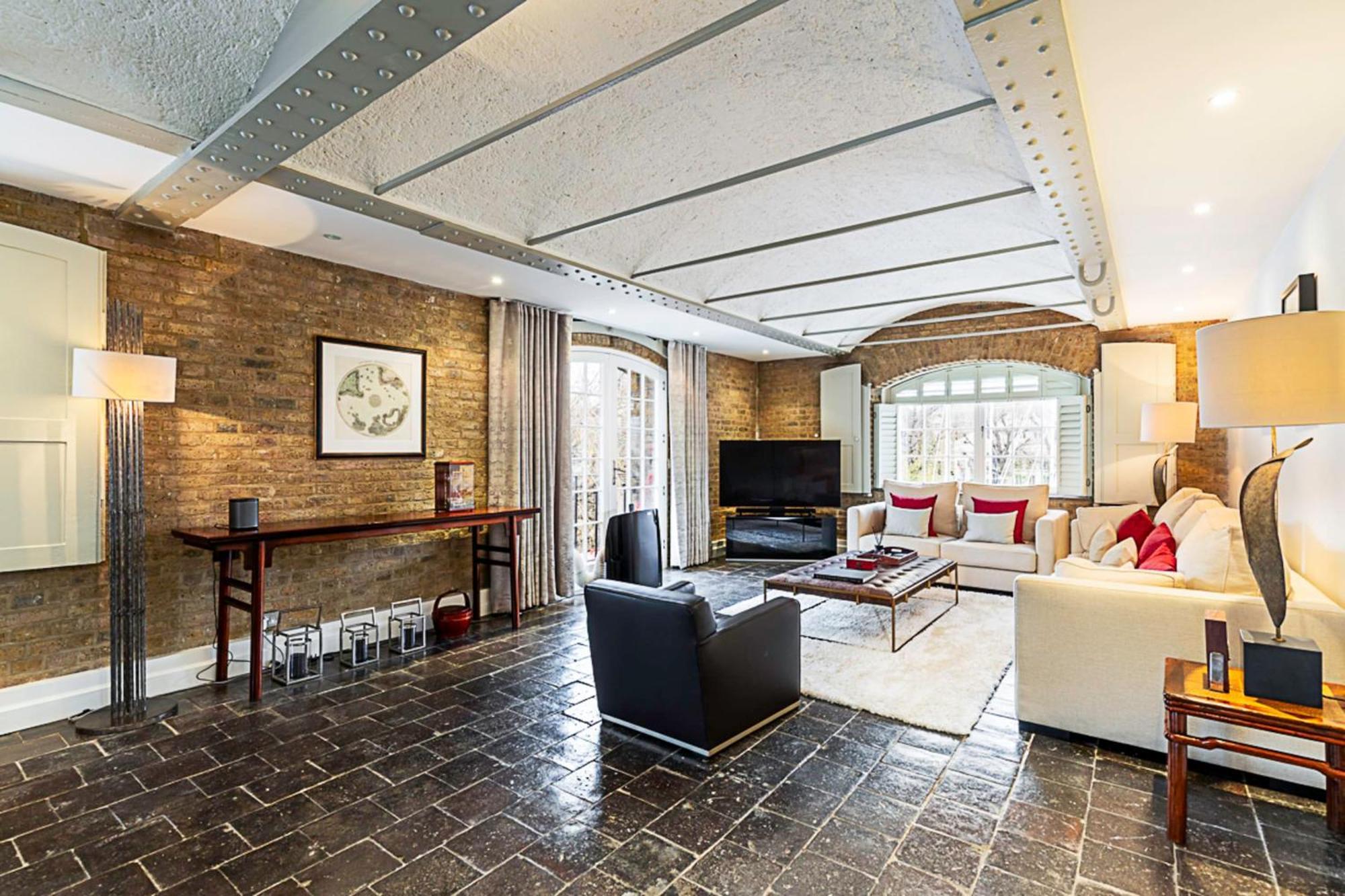 Charming In St Katharine Docks Apartment *