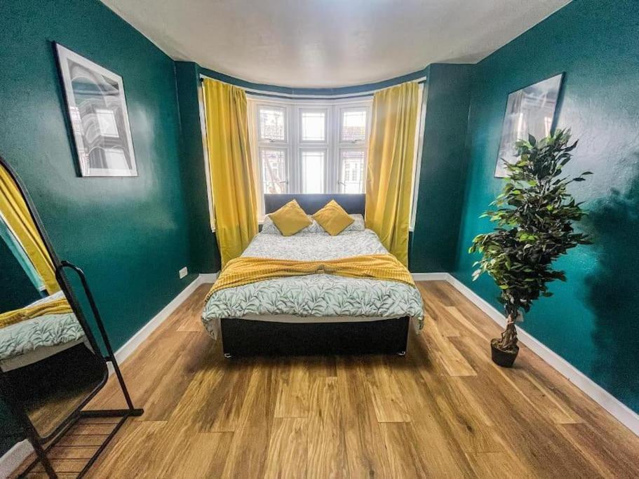 East Townhouse By Harlington London