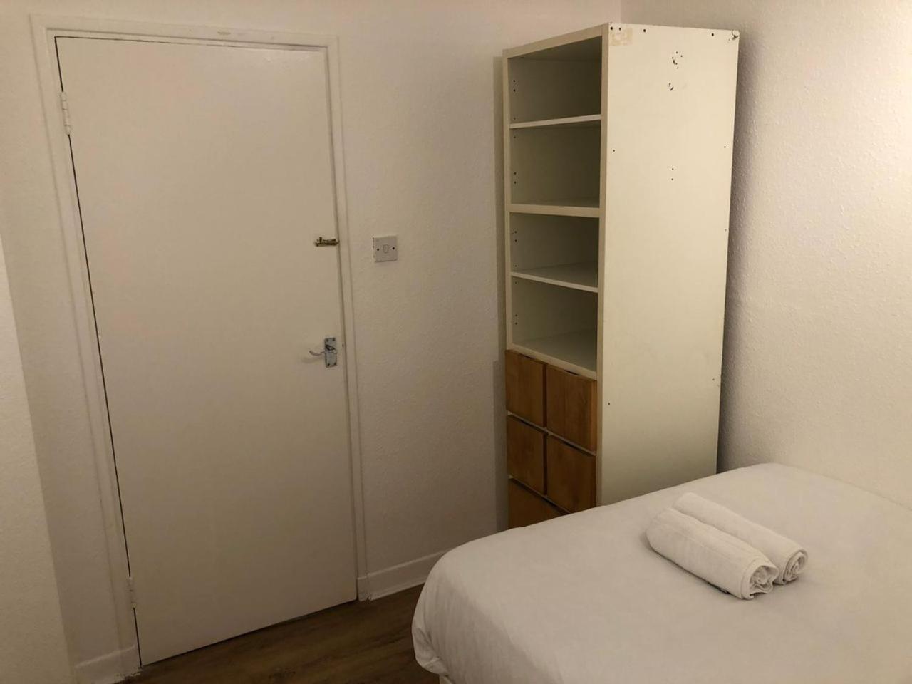 Lovely 3 Bedroom North Apartment *