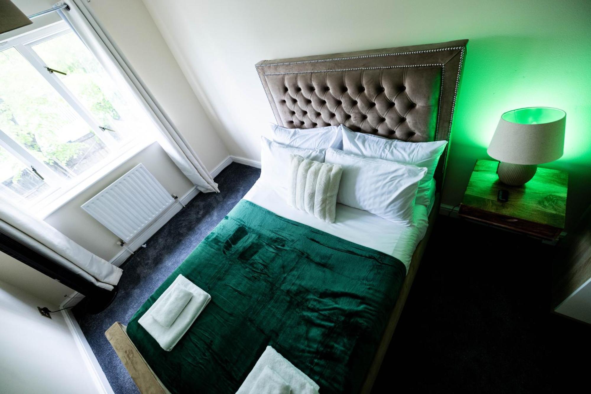 Holiday home 3kingbr&sofabed-garden-aircon-bbq-parkg London