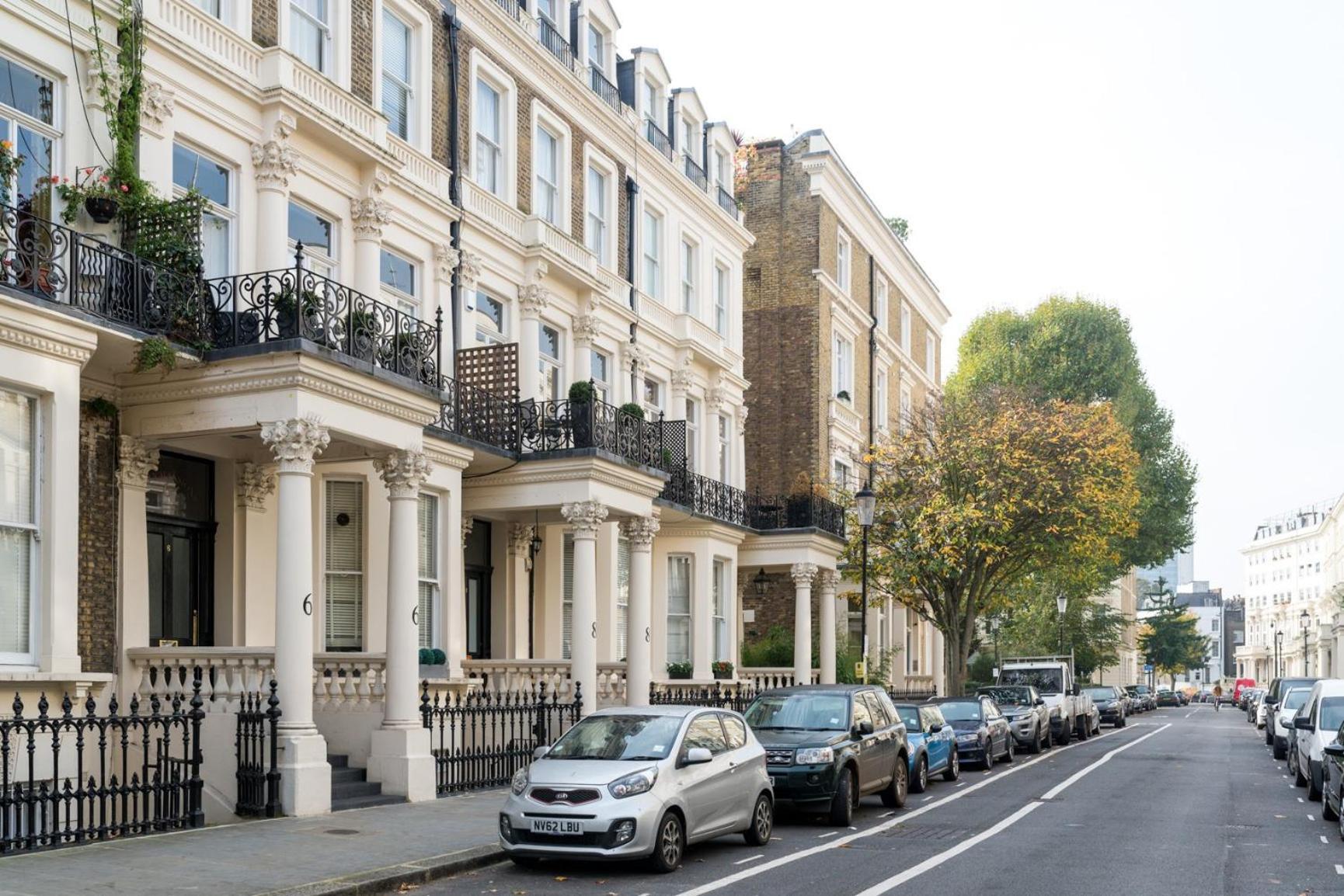 Pleasant Earl's Court Near Hyde Park By Underthedoormat Londen
