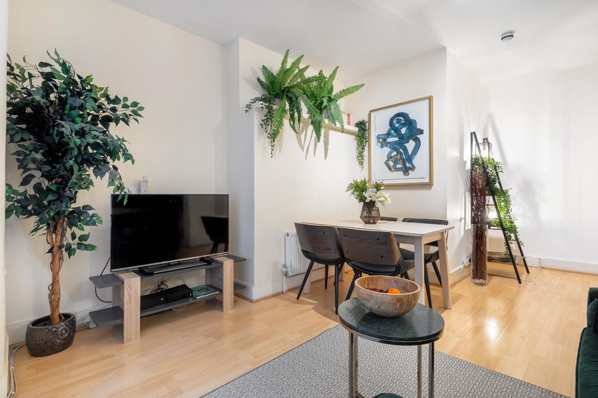 Elegant Kensington With Patio Apartment