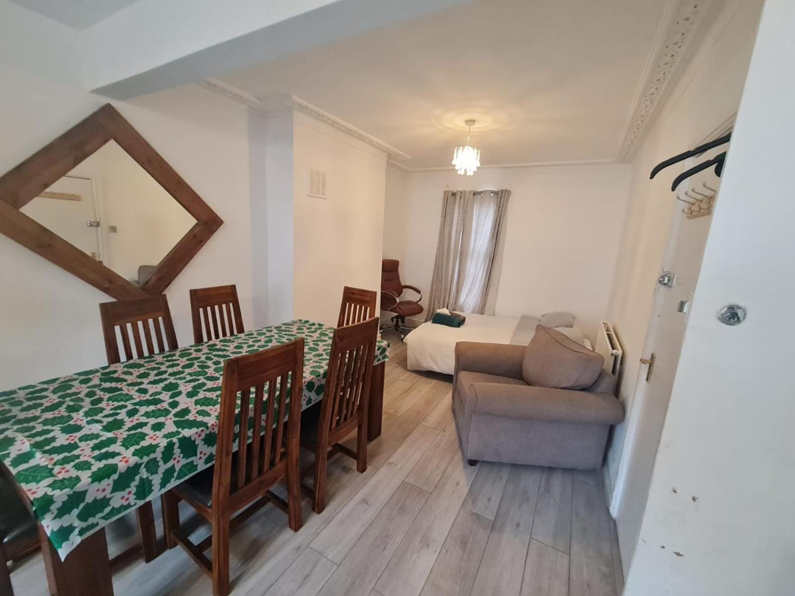 Three Bedroom House Apartment London