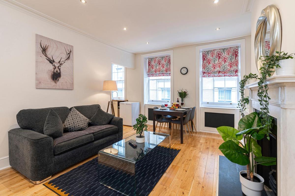 At Piccadilly Apartment
