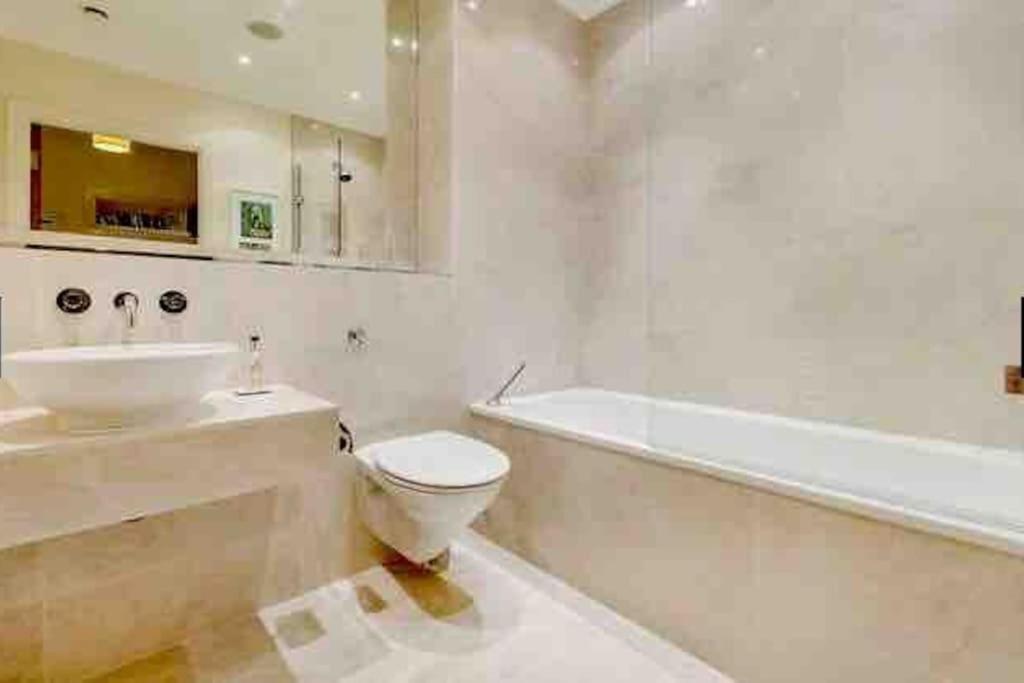 Apartment Beautiful With Underground Parking, Balcony In Kew, Richmond London