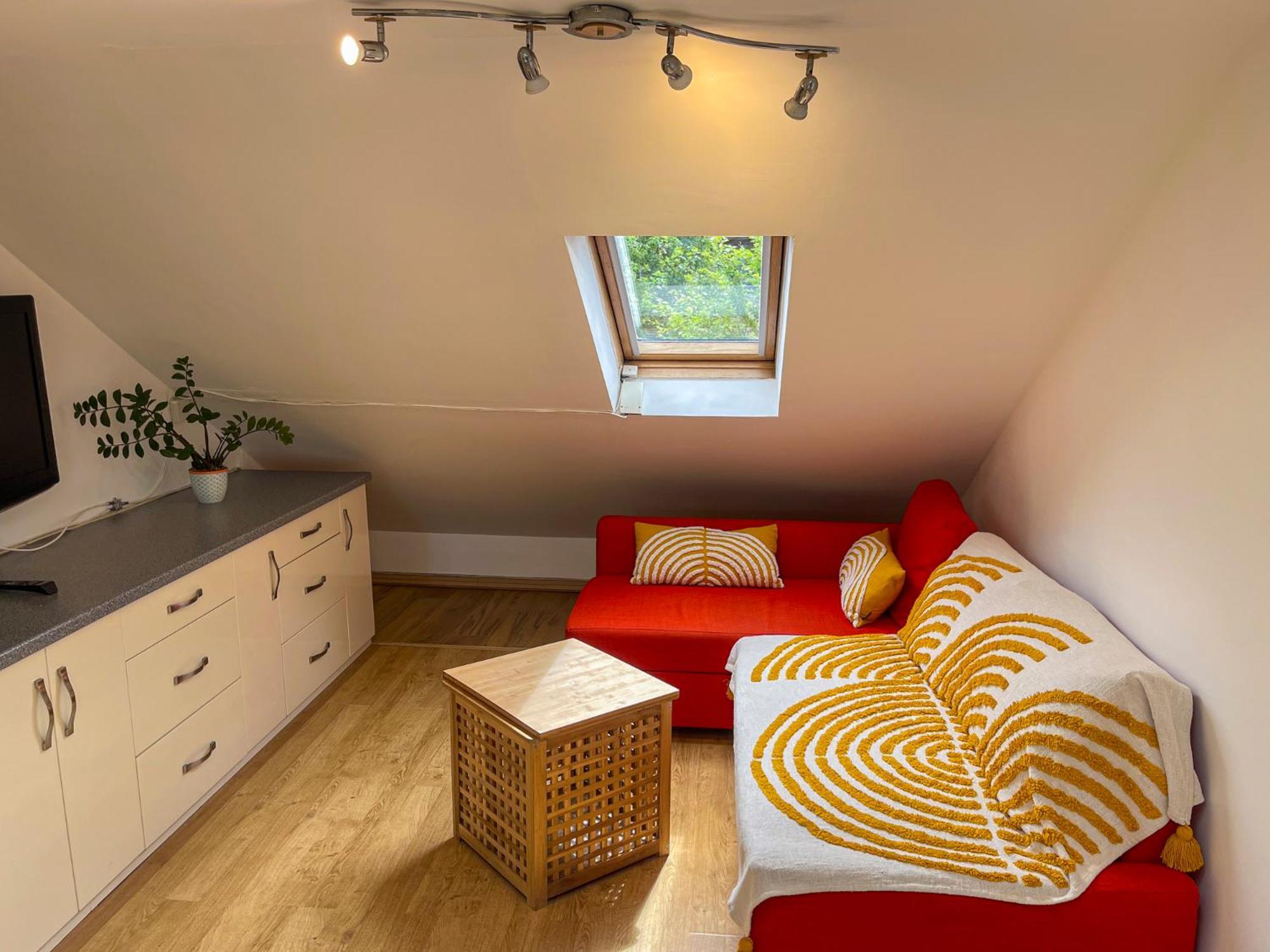1 Bed Attic Flat With Easy Reach To Centre London