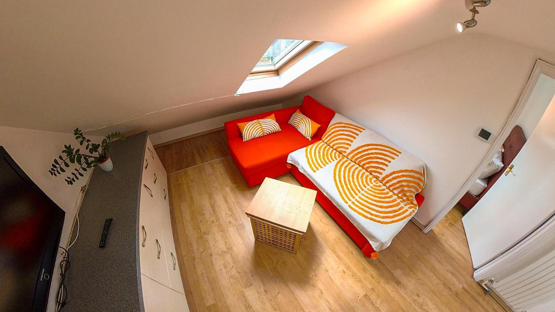 1 Bed Attic Flat With Easy Reach To Centre *