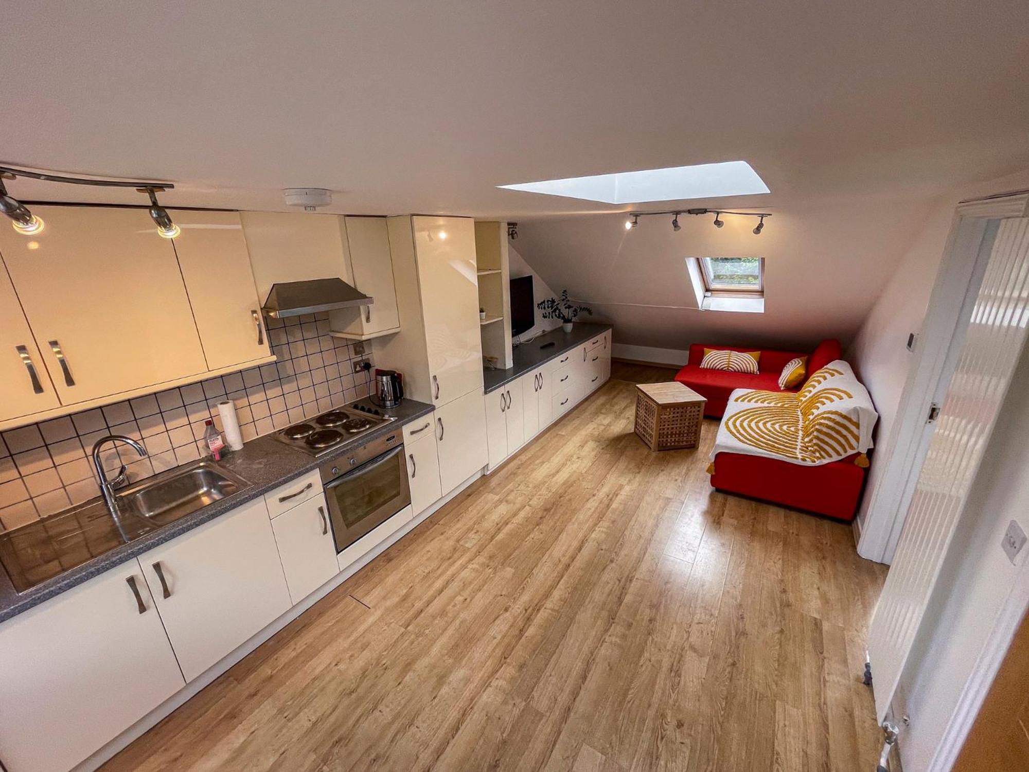 1 Bed Attic Flat With Easy Reach To Centre