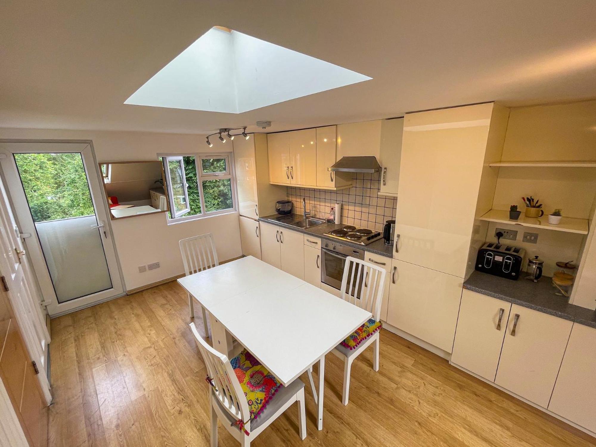 1 Bed Attic Flat With Easy Reach To Centre Apartment *