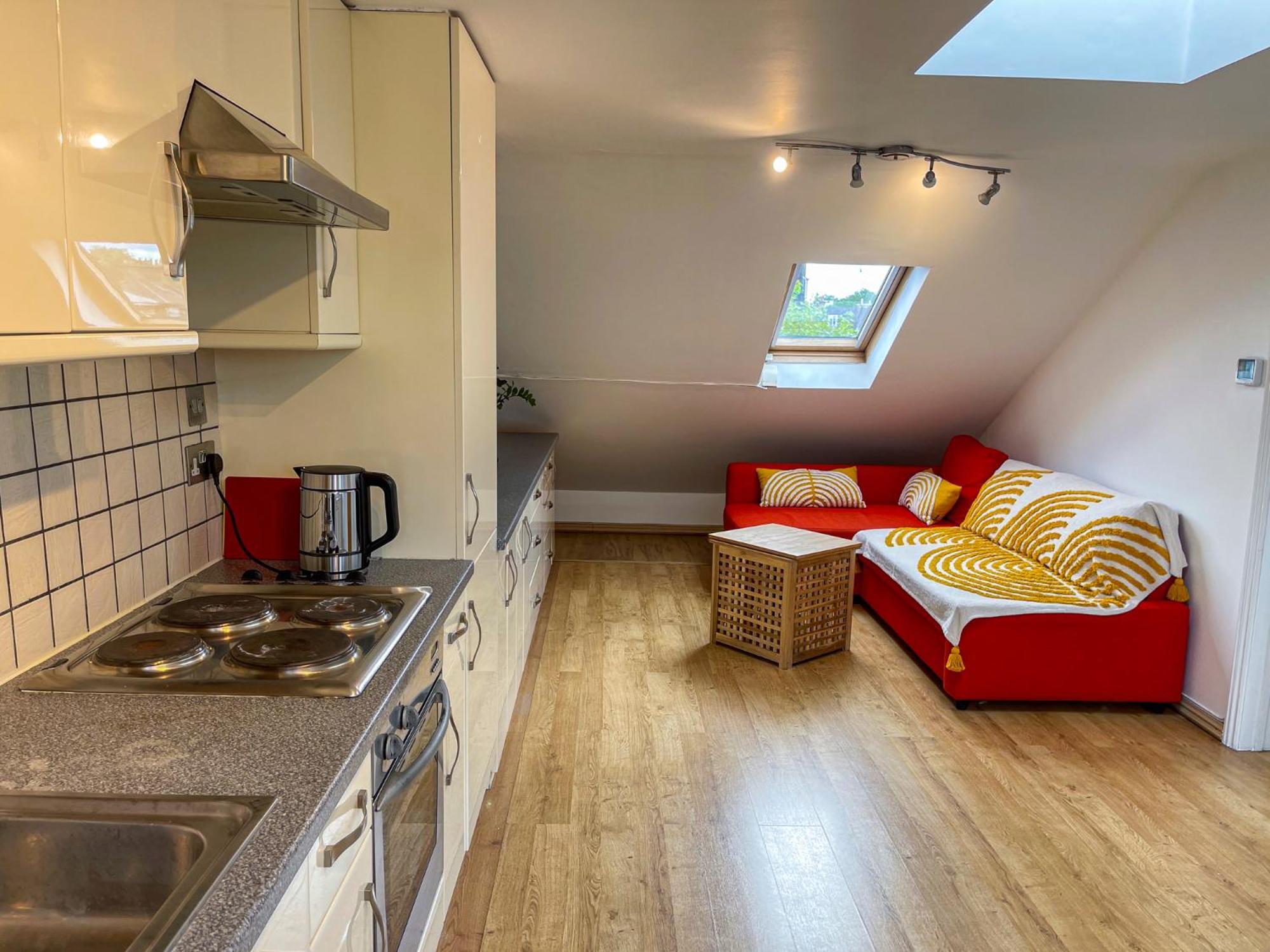 1 Bed Attic Flat With Easy Reach To Centre * London