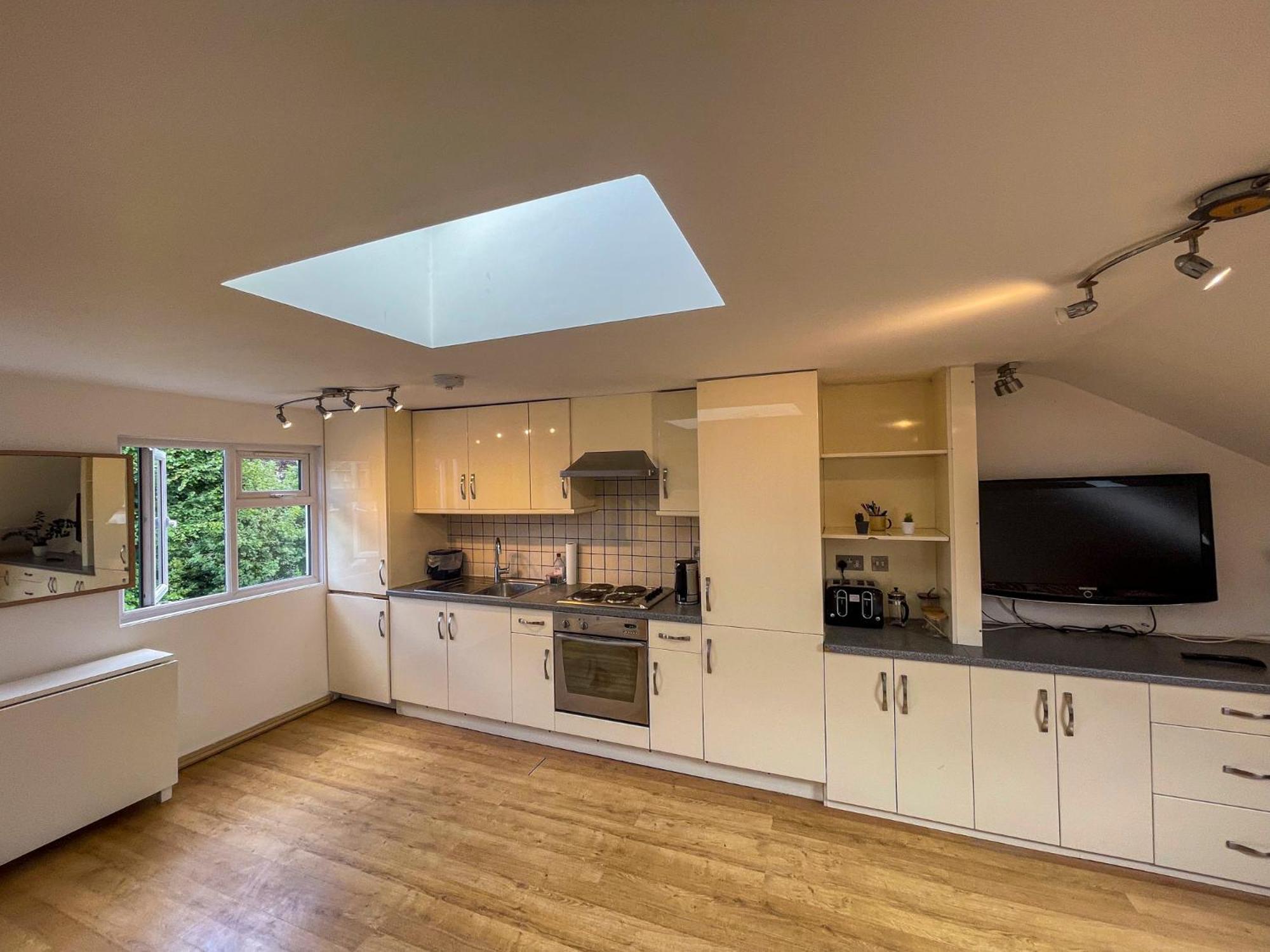 Apartment 1 Bed Attic Flat With Easy Reach To Centre