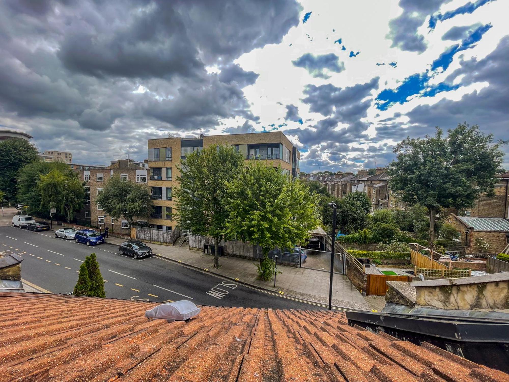 1 Bed Attic Flat With Easy Reach To Centre London