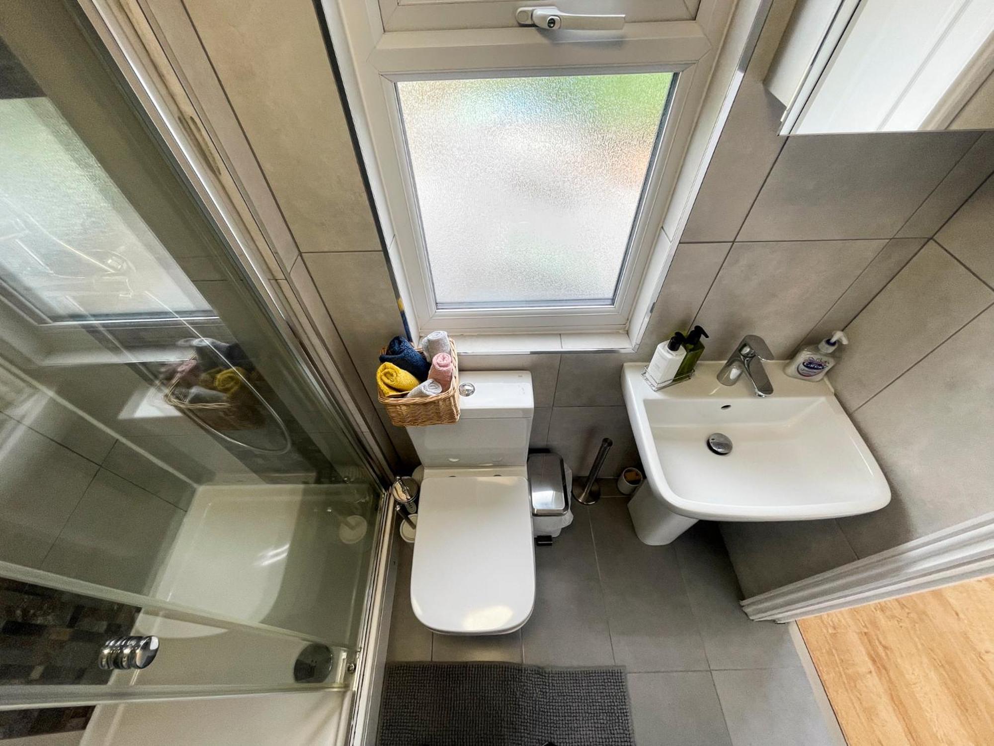1 Bed Attic Flat With Easy Reach To Centre *