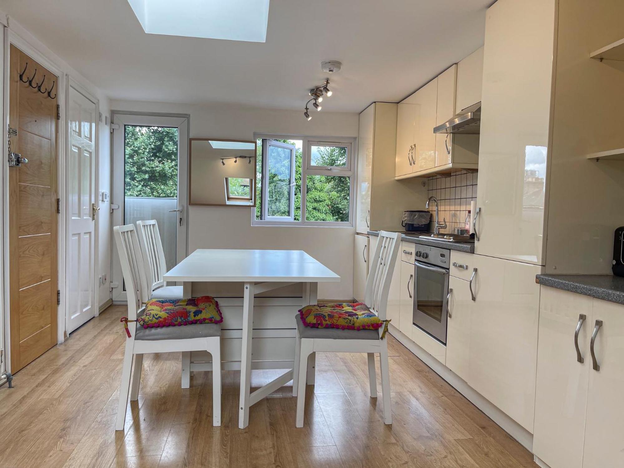 1 Bed Attic Flat With Easy Reach To Centre
