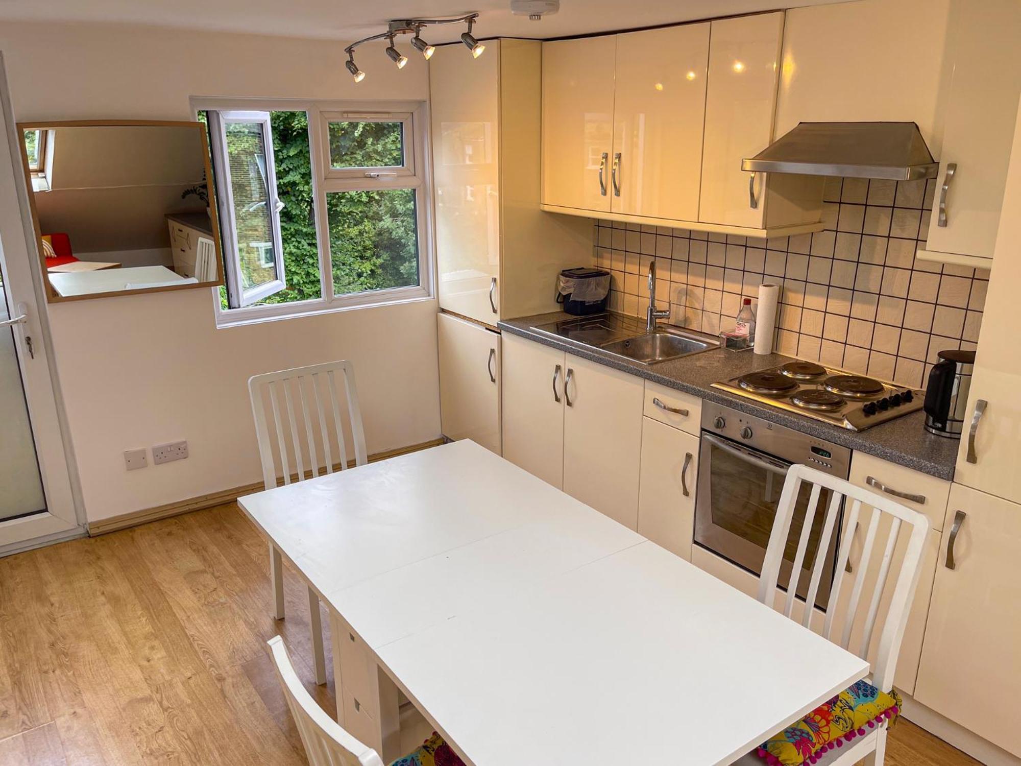 1 Bed Attic Flat With Easy Reach To Centre Apartment *