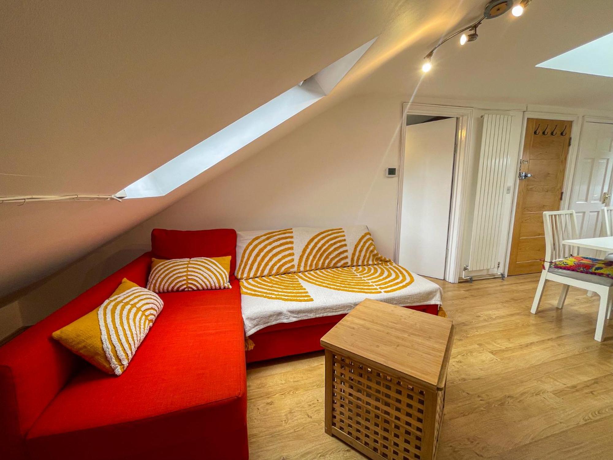 Apartment 1 Bed Attic Flat With Easy Reach To Centre London