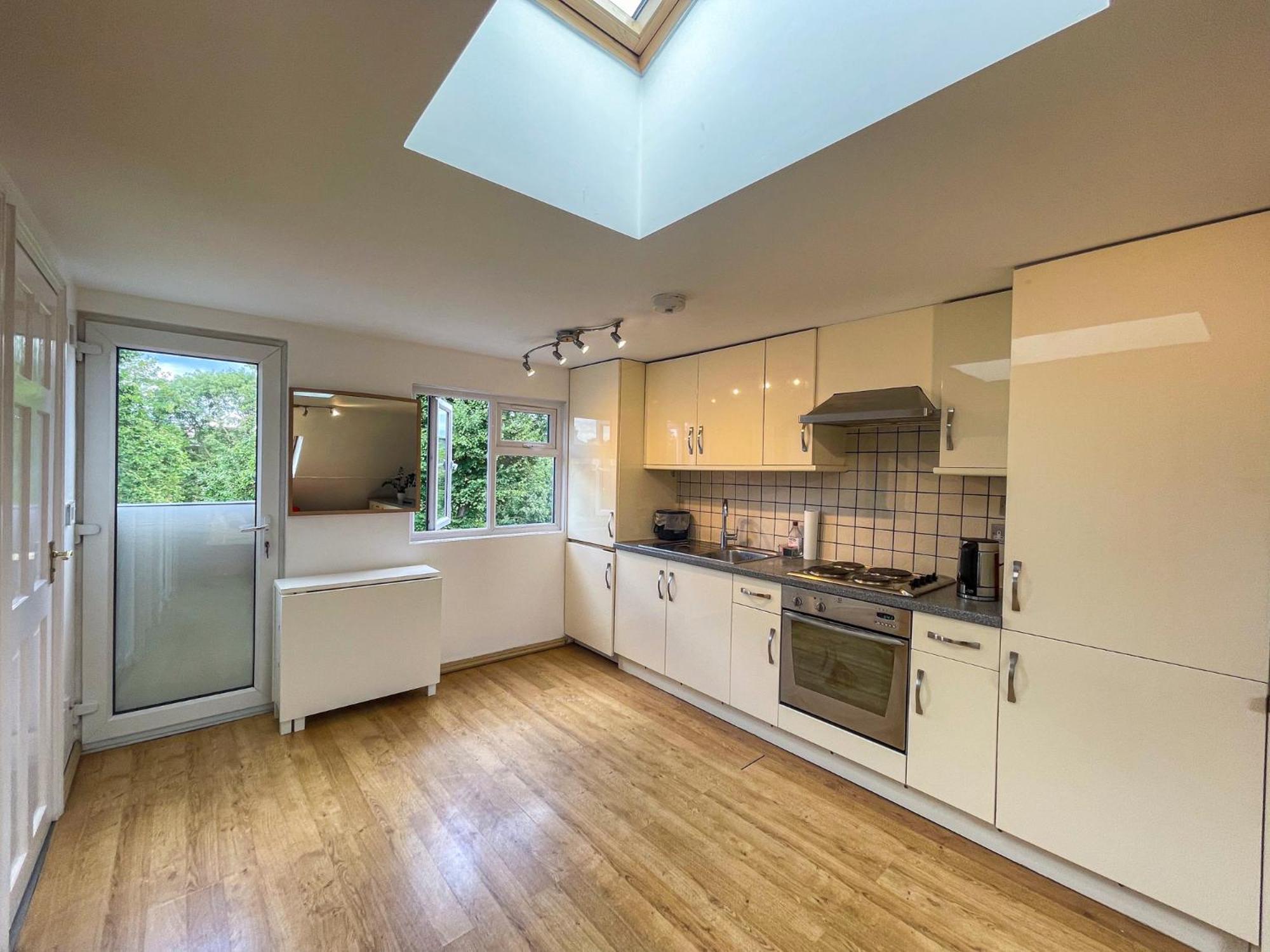 1 Bed Attic Flat With Easy Reach To Centre * London