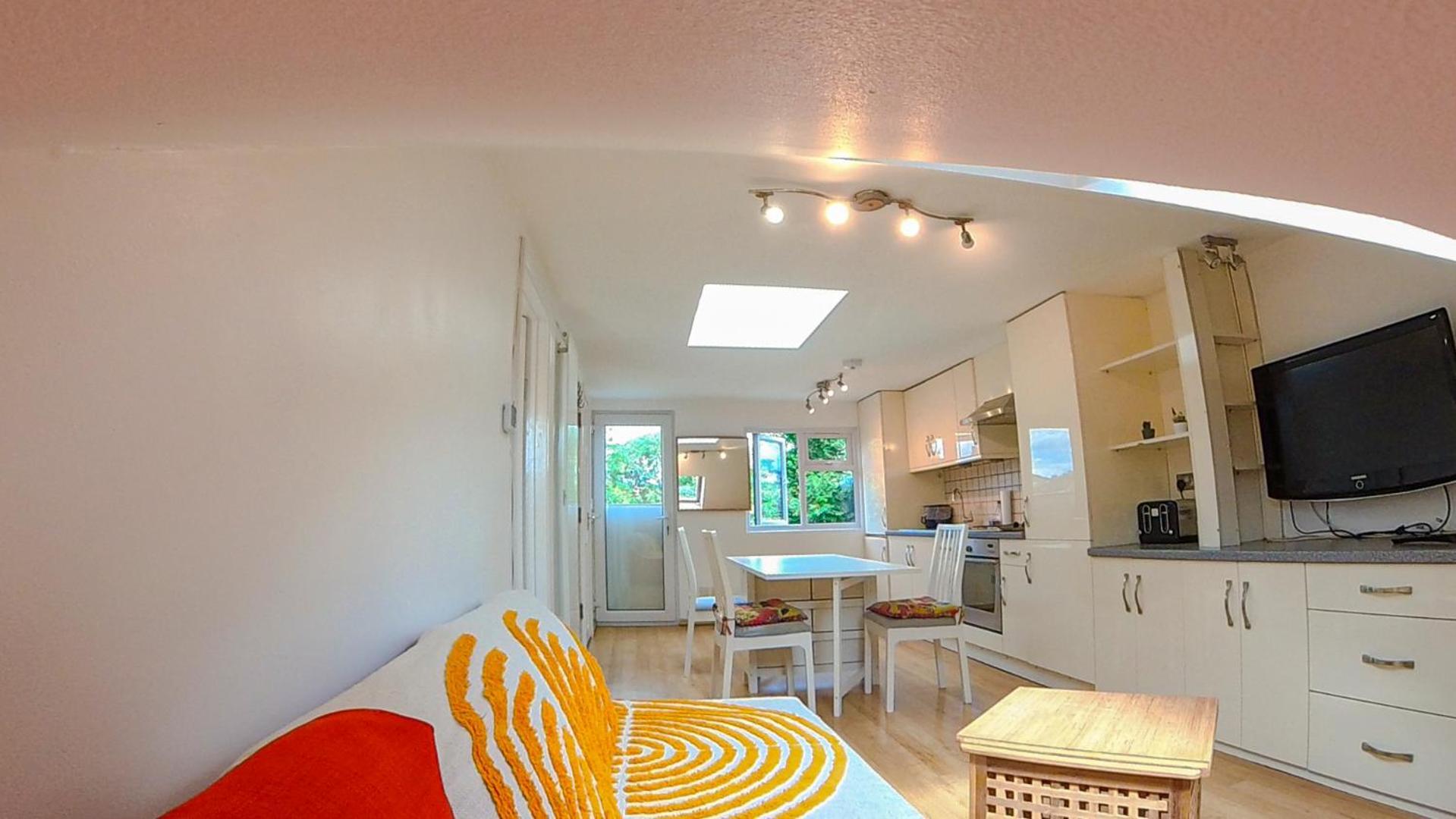 1 Bed Attic Flat With Easy Reach To Centre Apartment London