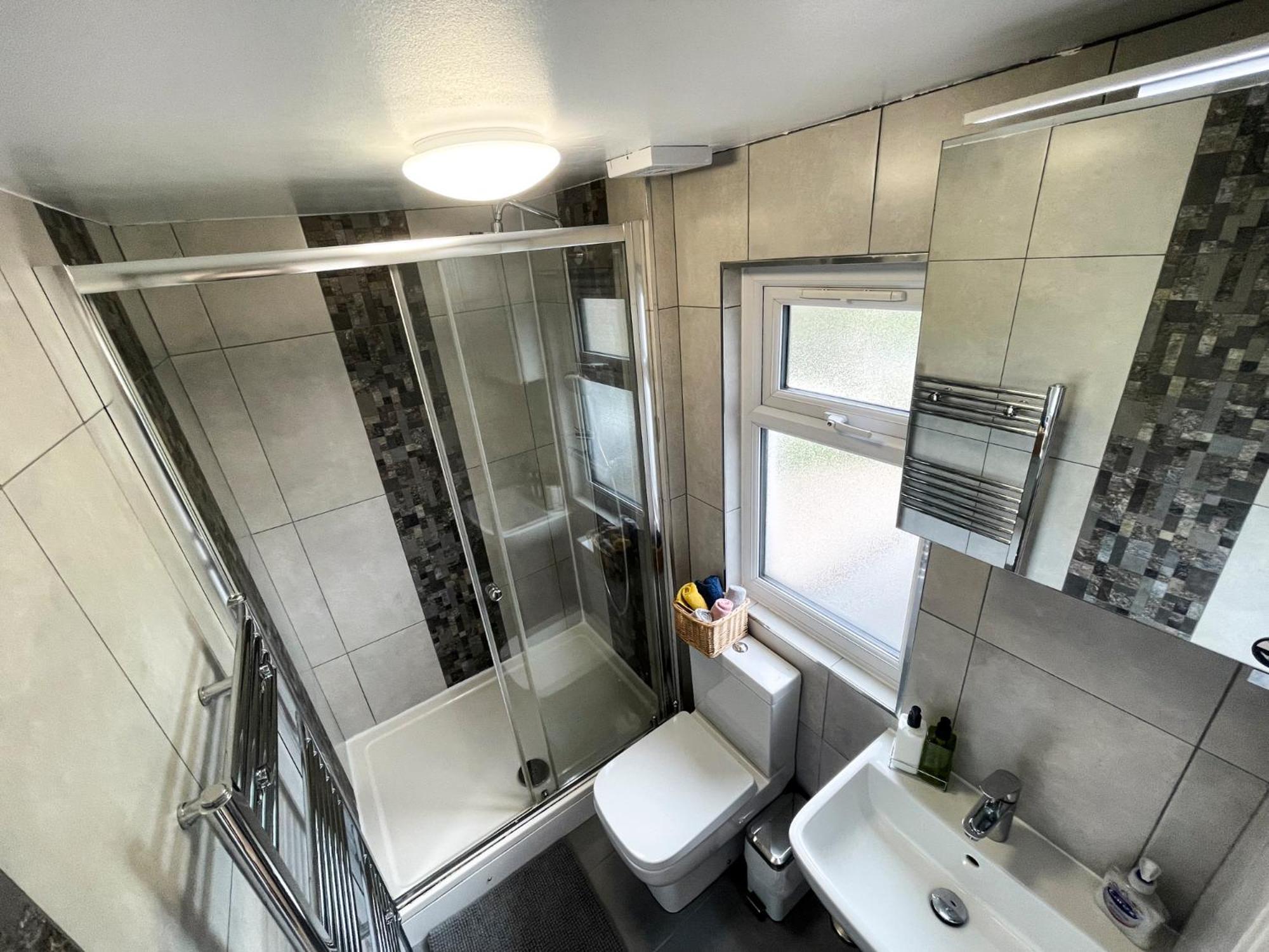 1 Bed Attic Flat With Easy Reach To Centre Apartment *