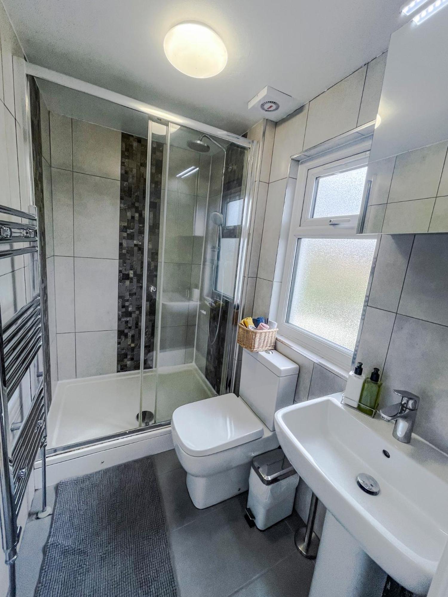 1 Bed Attic Flat With Easy Reach To Centre * London