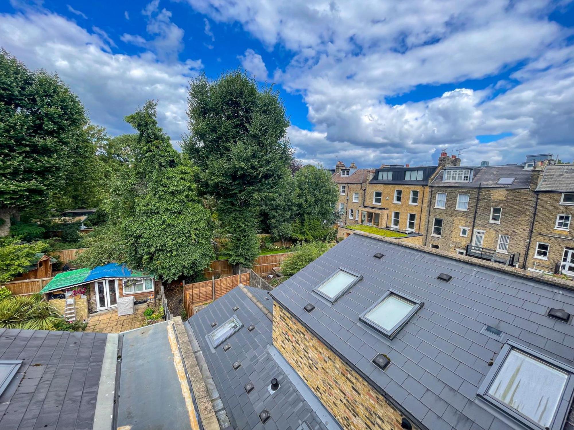 1 Bed Attic Flat With Easy Reach To Centre Apartment London