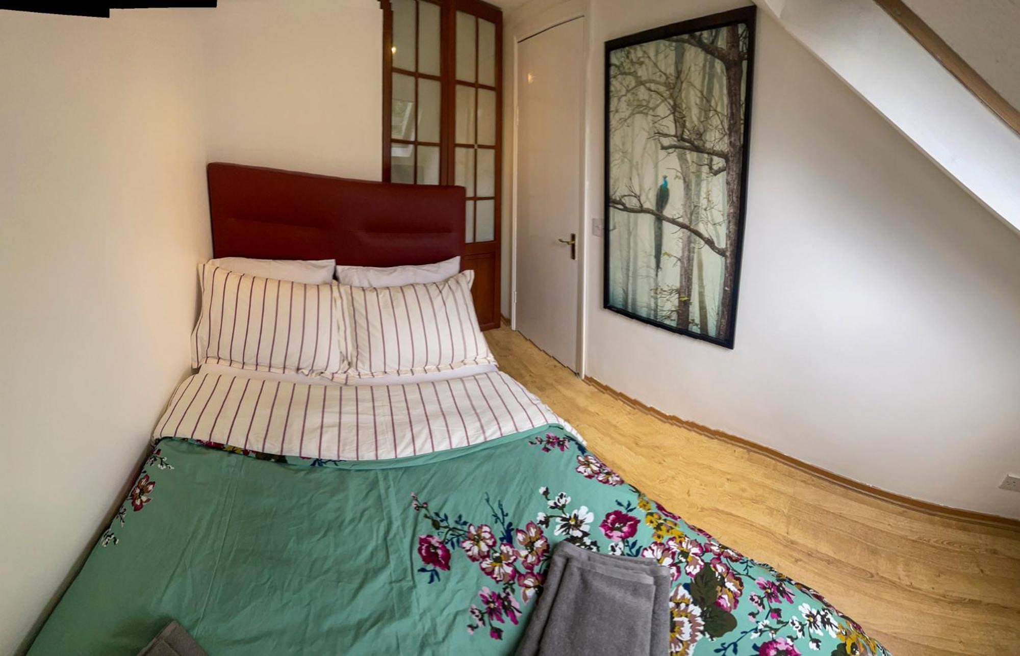 1 Bed Attic Flat With Easy Reach To Centre *