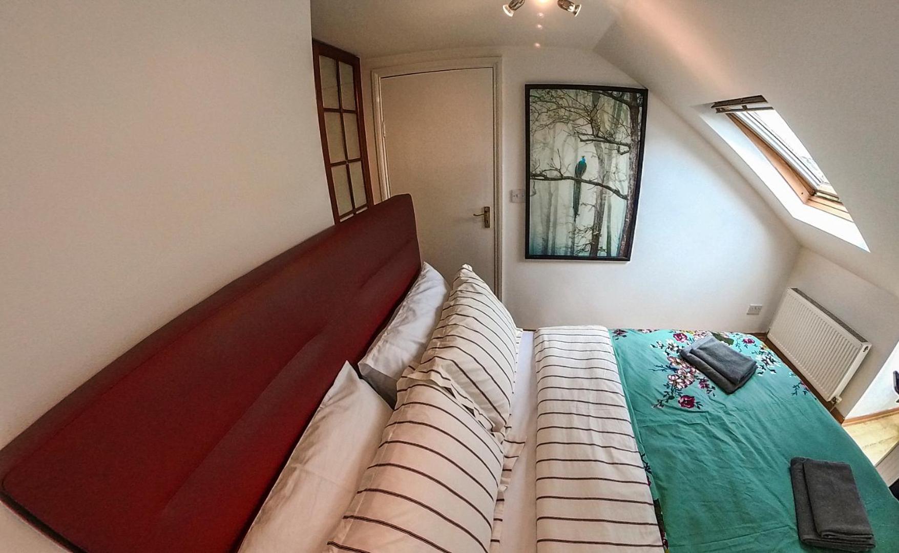 1 Bed Attic Flat With Easy Reach To Centre