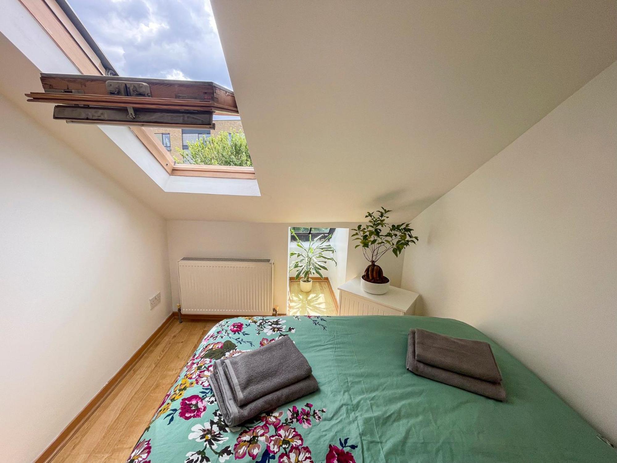 1 Bed Attic Flat With Easy Reach To Centre * London