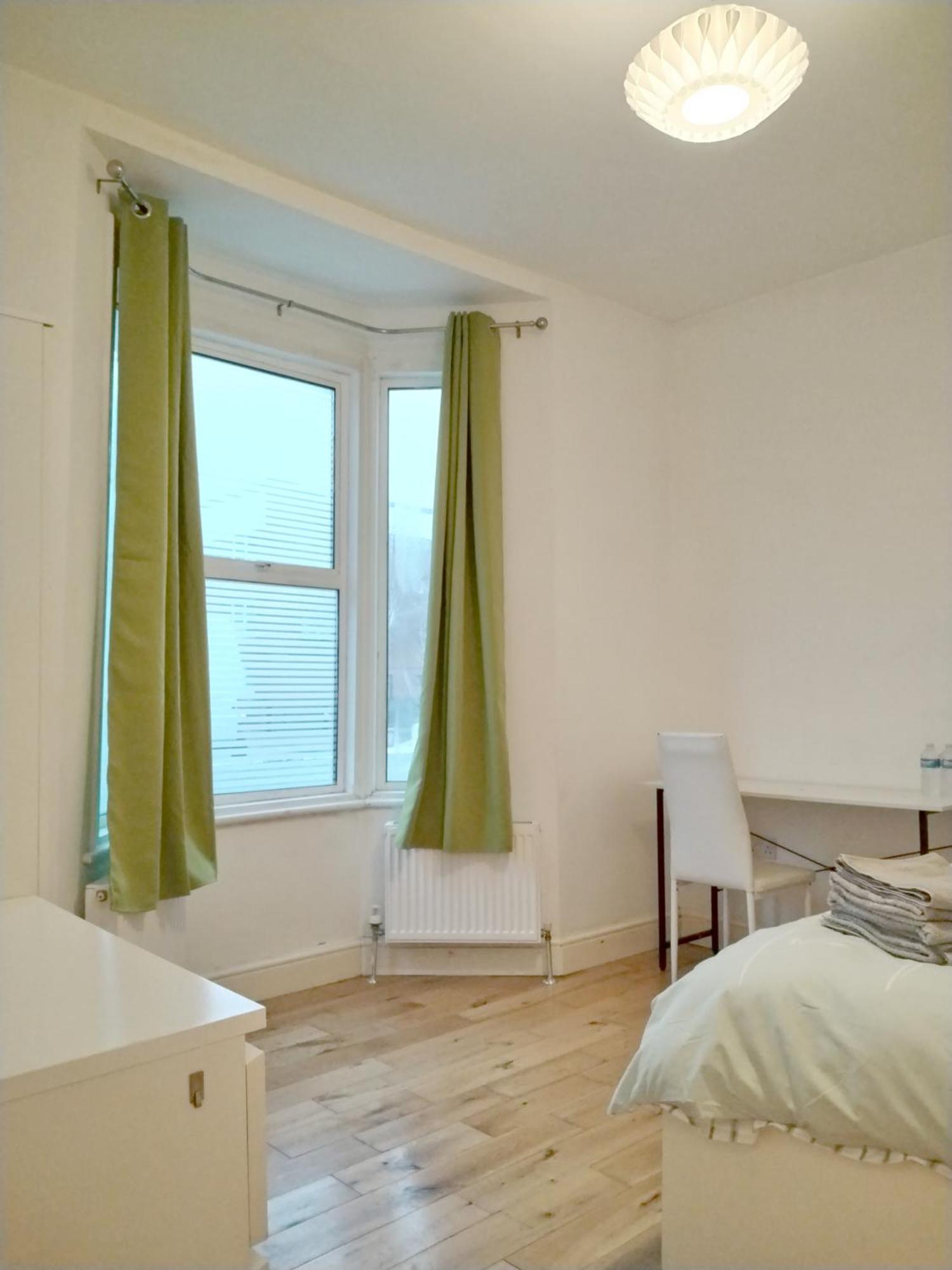 Cosy Near Canary Wharf & The O2 Guest house London