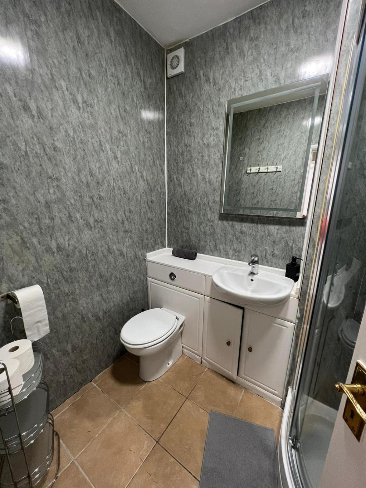 Affordable In Shared Flat, Bridge Habitación en casa particular