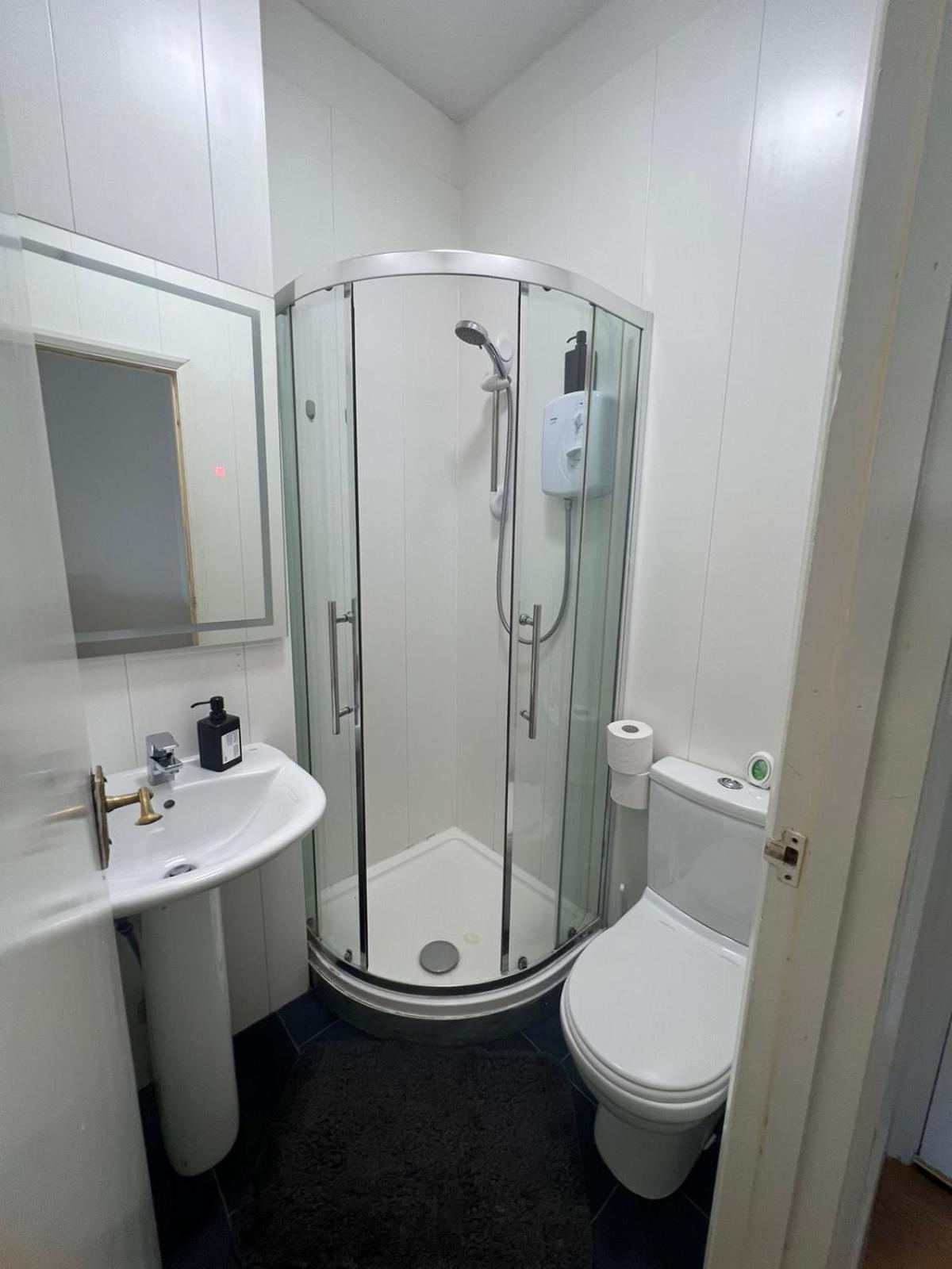 Affordable In Shared Flat, Bridge Habitación en casa particular