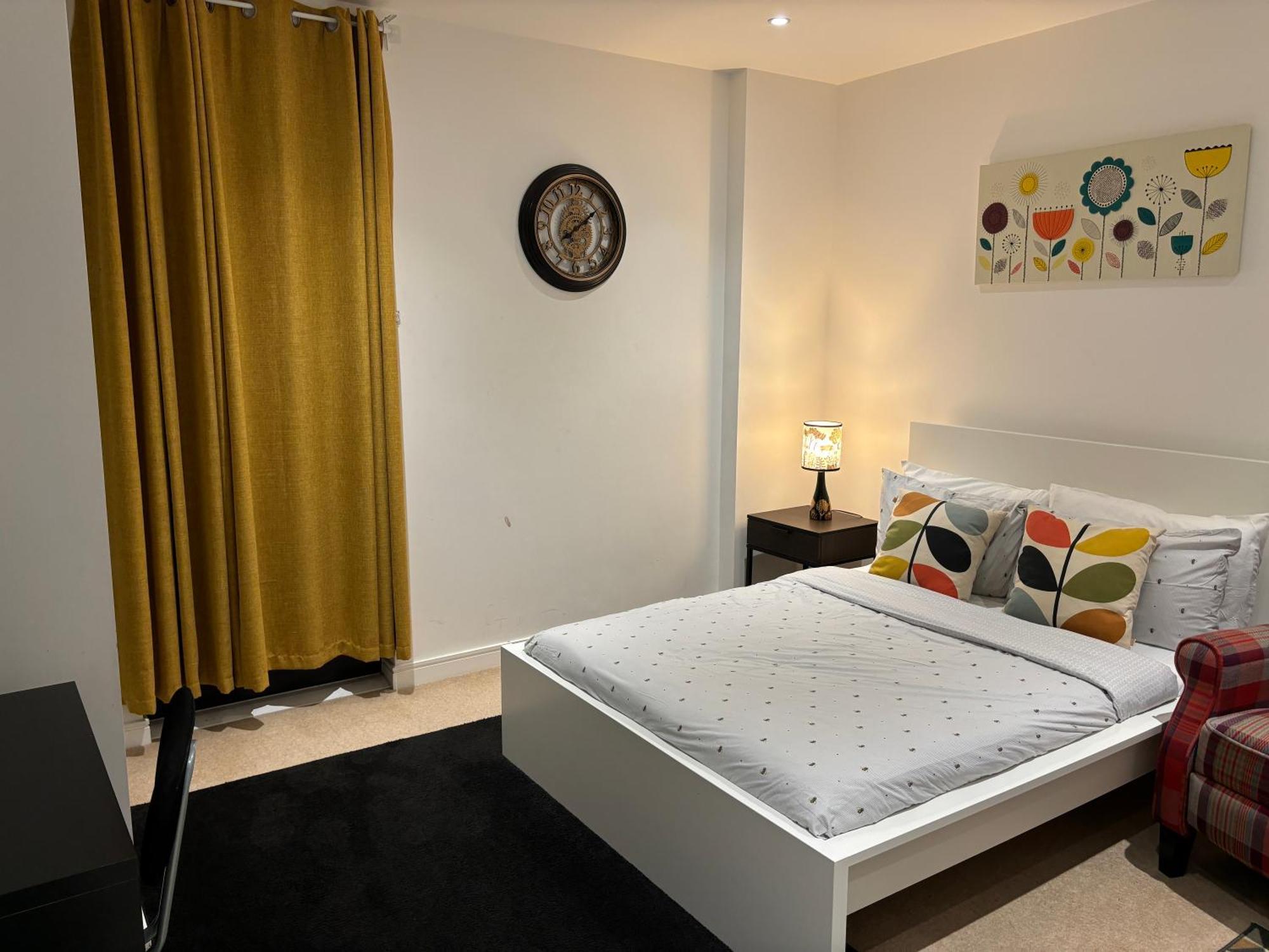 Modern En-suite Room&self Catering In Habitación en casa particular Londres