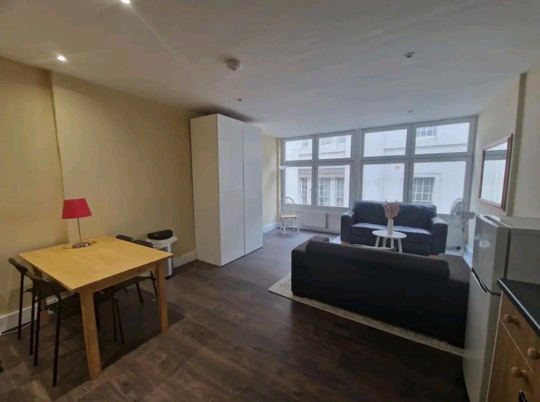Affordable In Shared Flat, Bridge Habitación en casa particular Londres