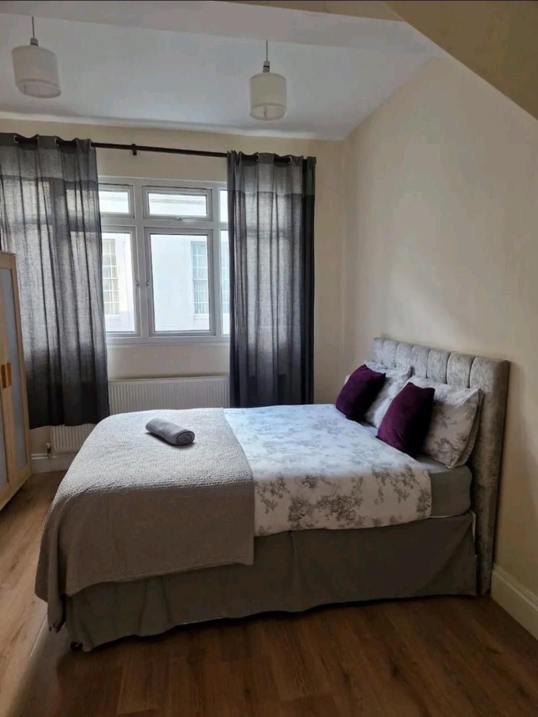 Affordable In Shared Flat, Bridge Habitación en casa particular