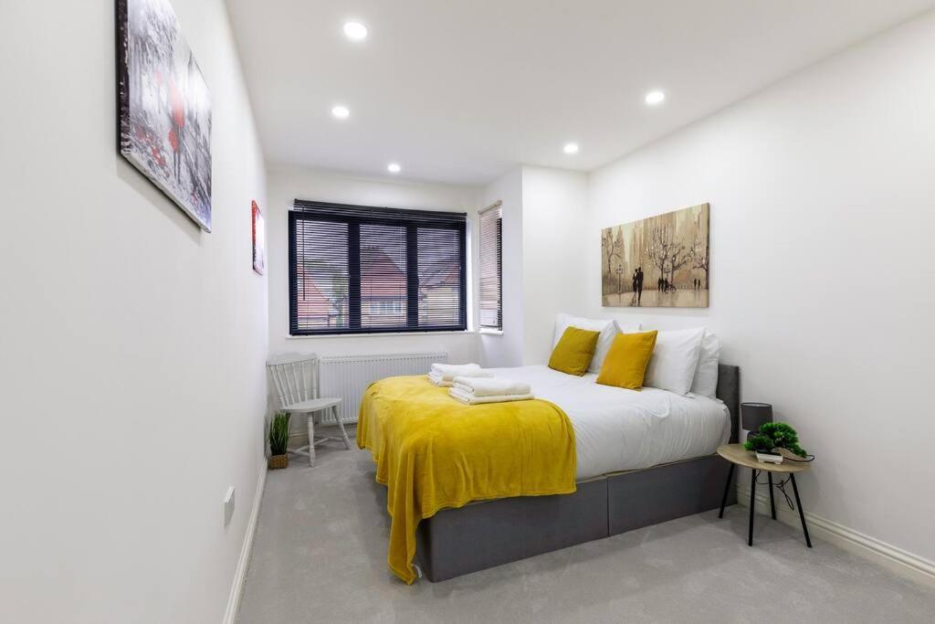 Massive West 7 Bed Modern Villa *