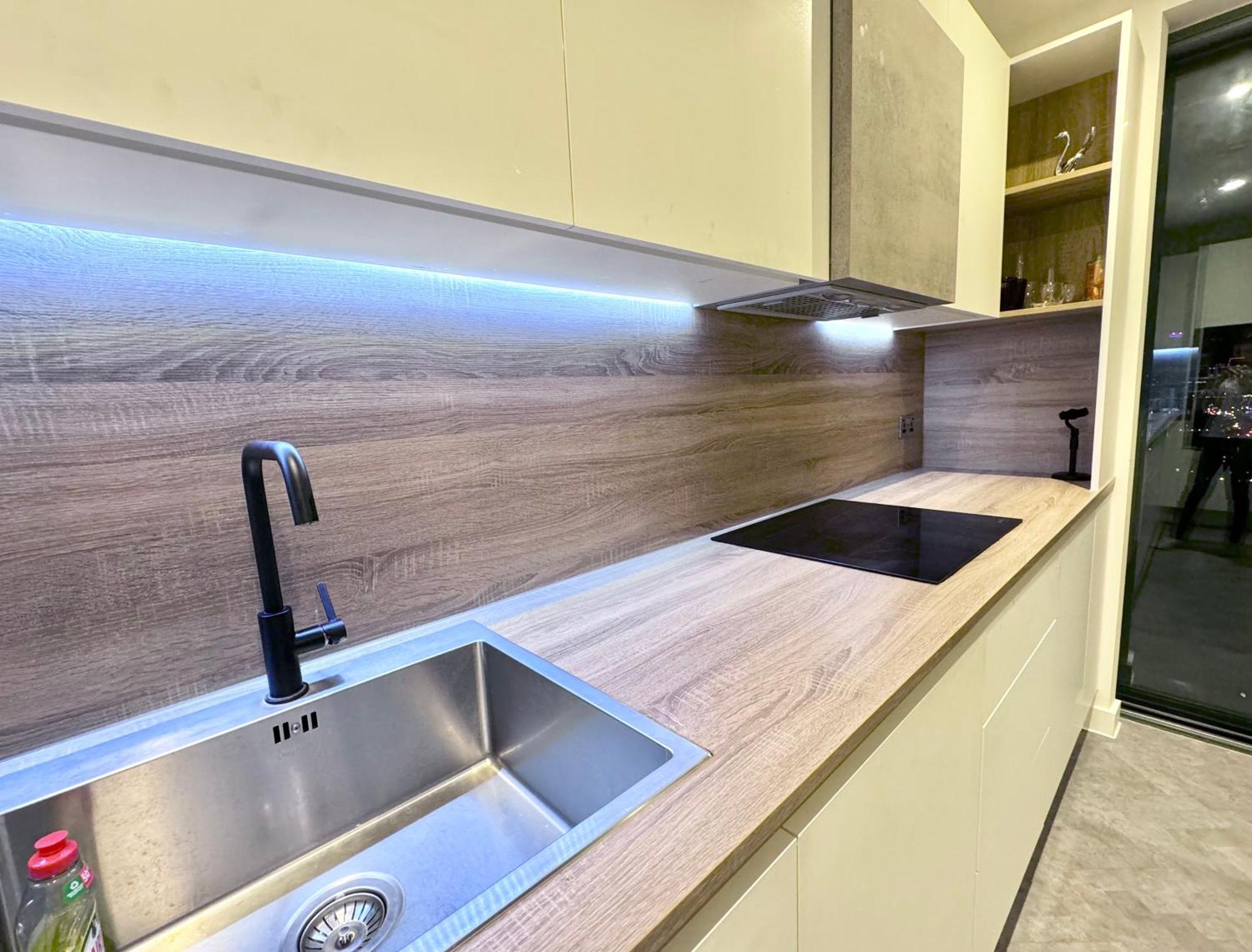 Stunning With And River Views Apartment *