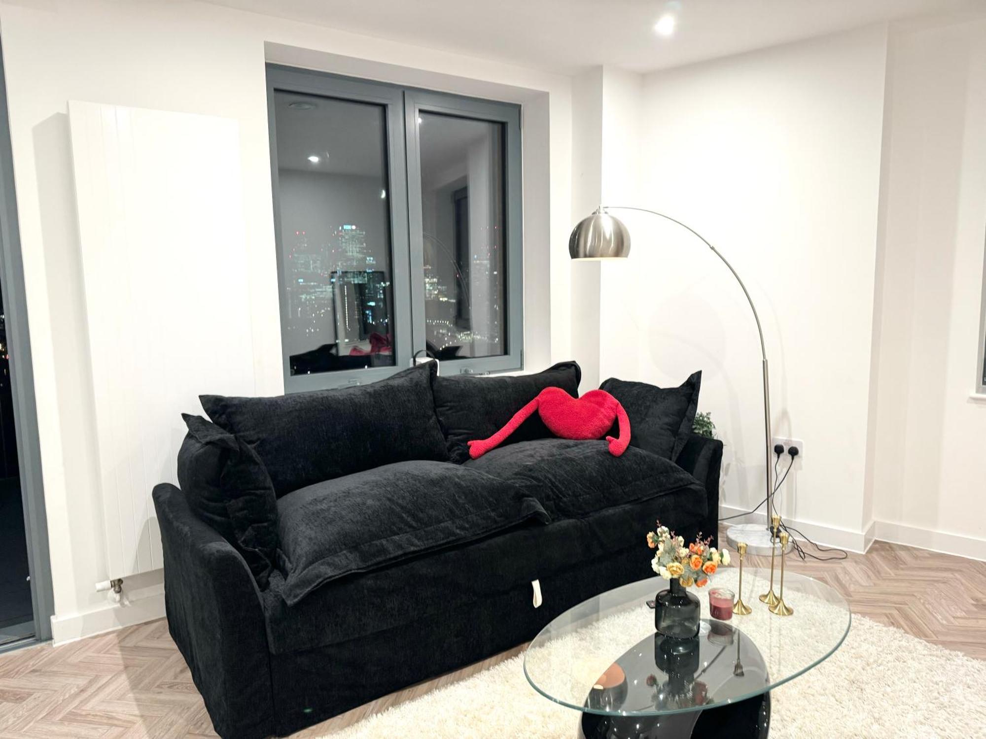 Stunning With And River Views Apartment