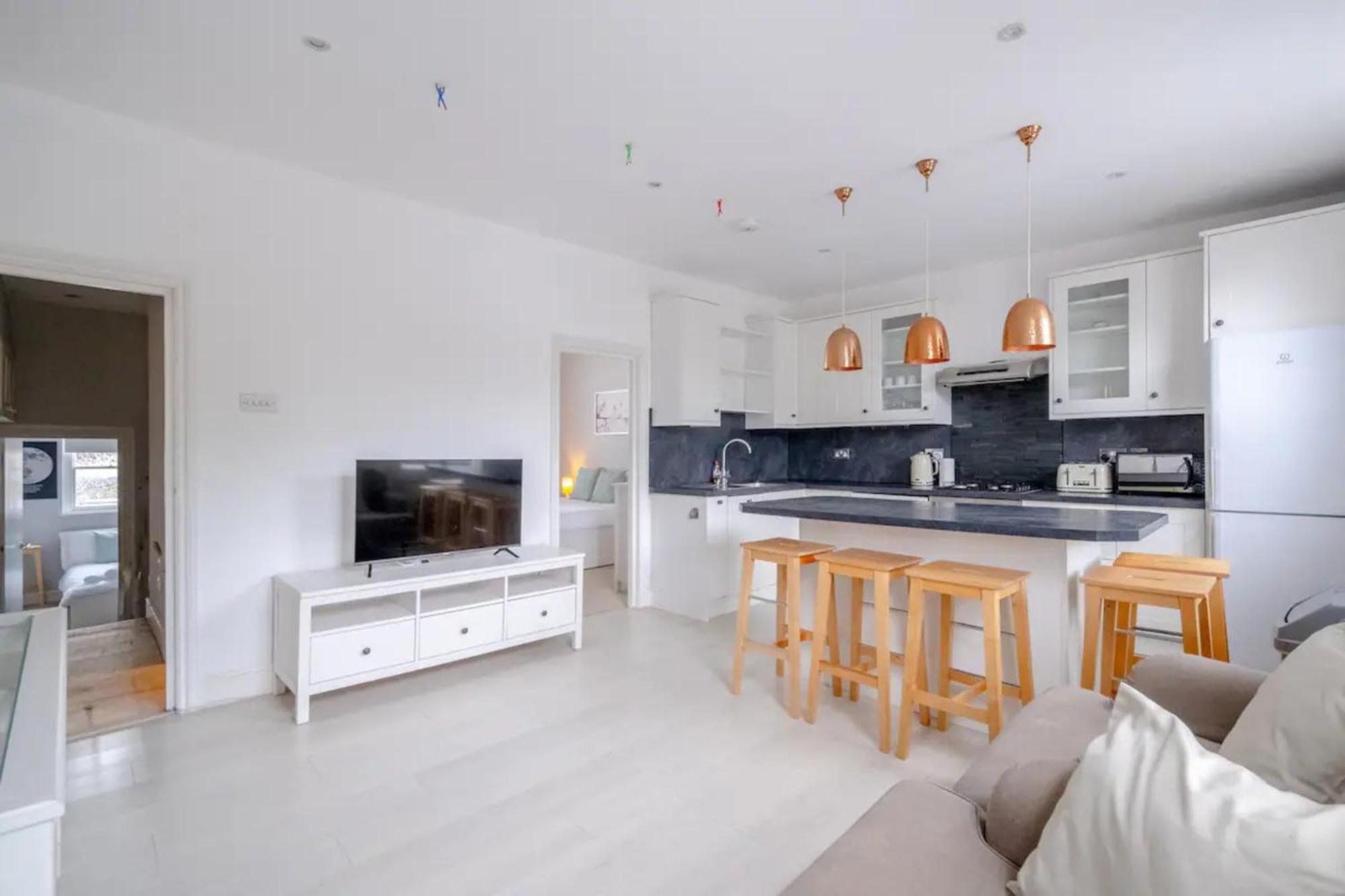 Airy 2 Bedroom Next To Clapham Common Apartment London