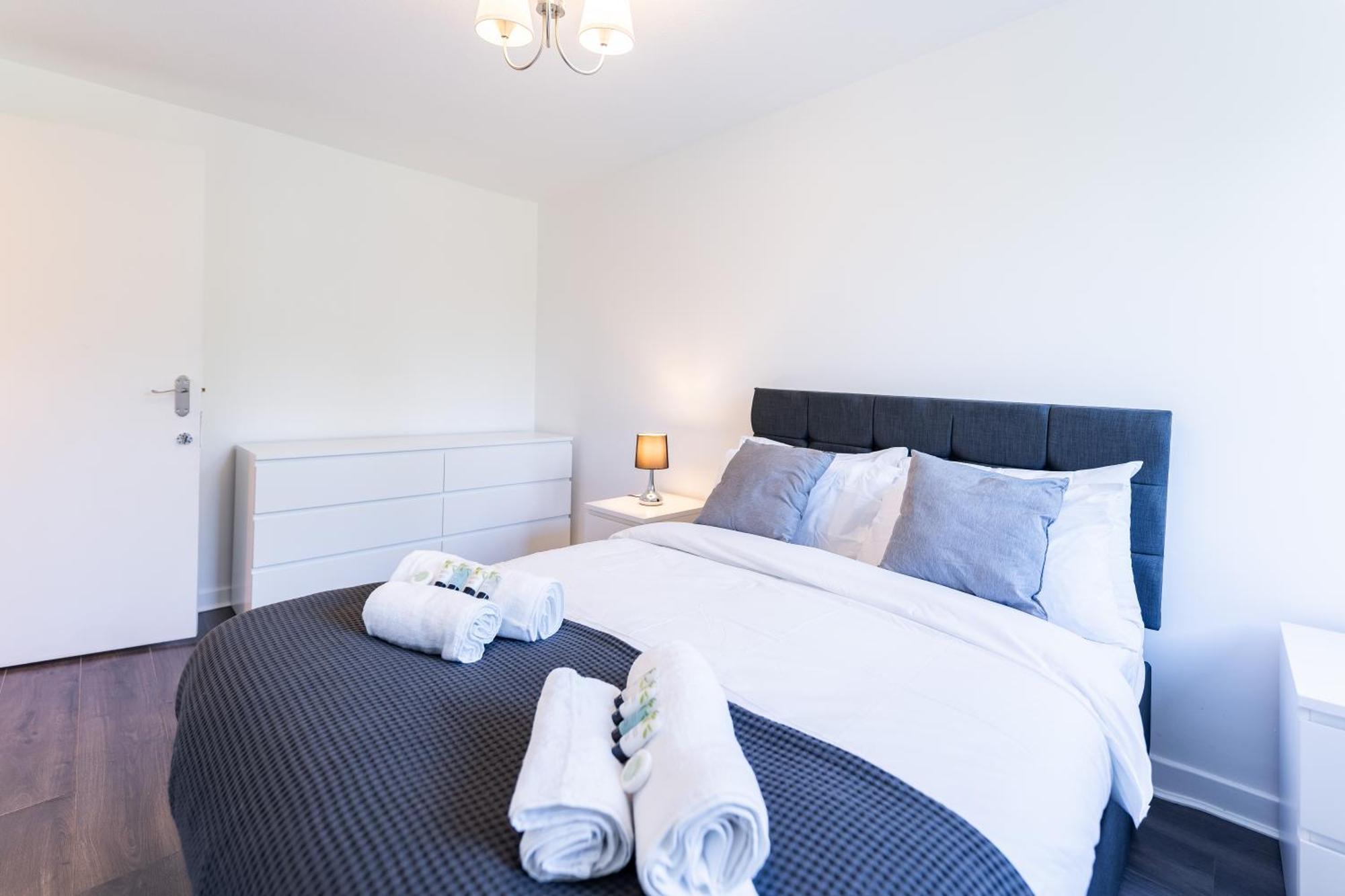 Luxury 3 Bedroom Flat With Balcony In Westbourne Park Apartment *