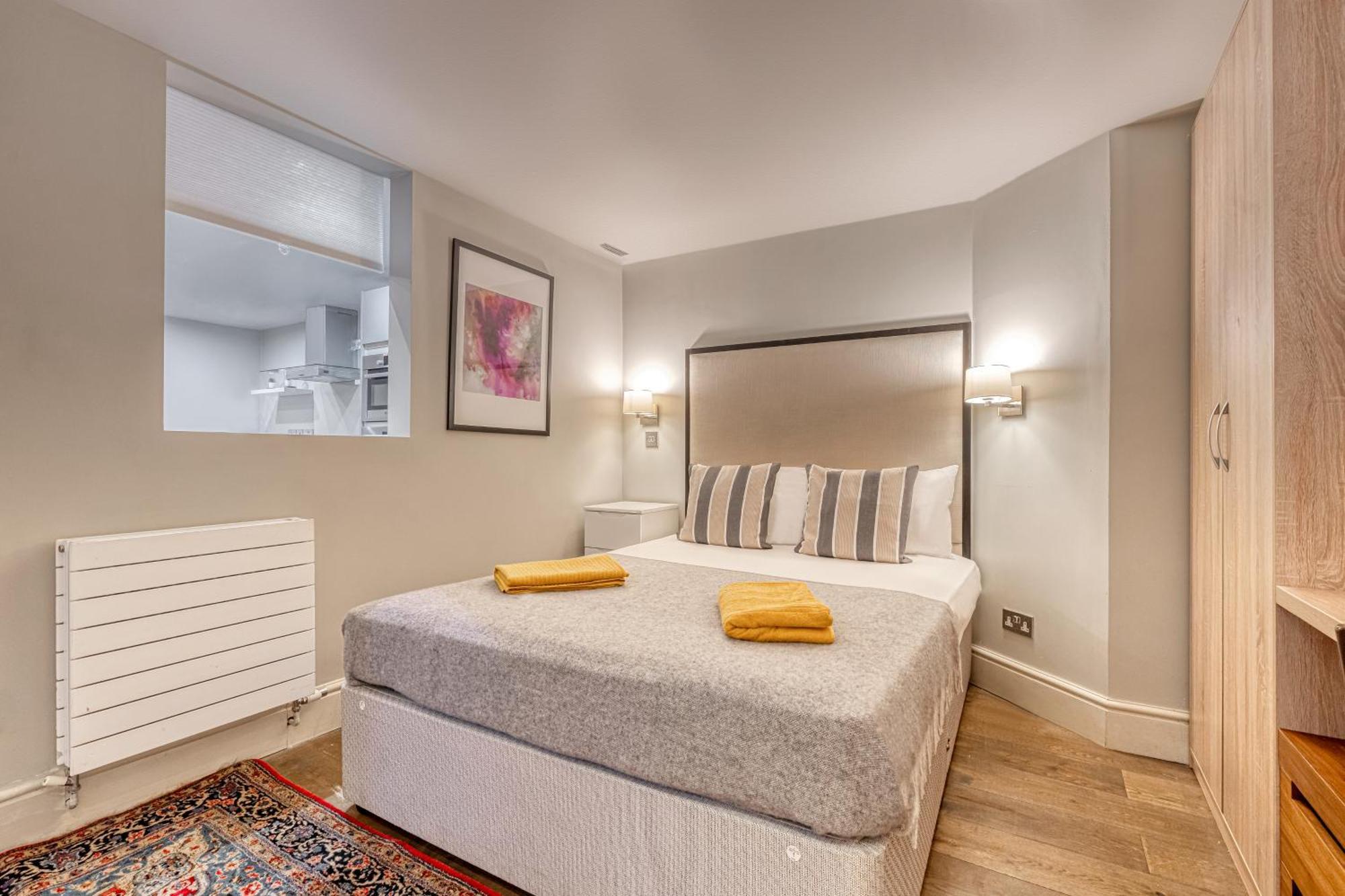 At Piccadilly Apartment