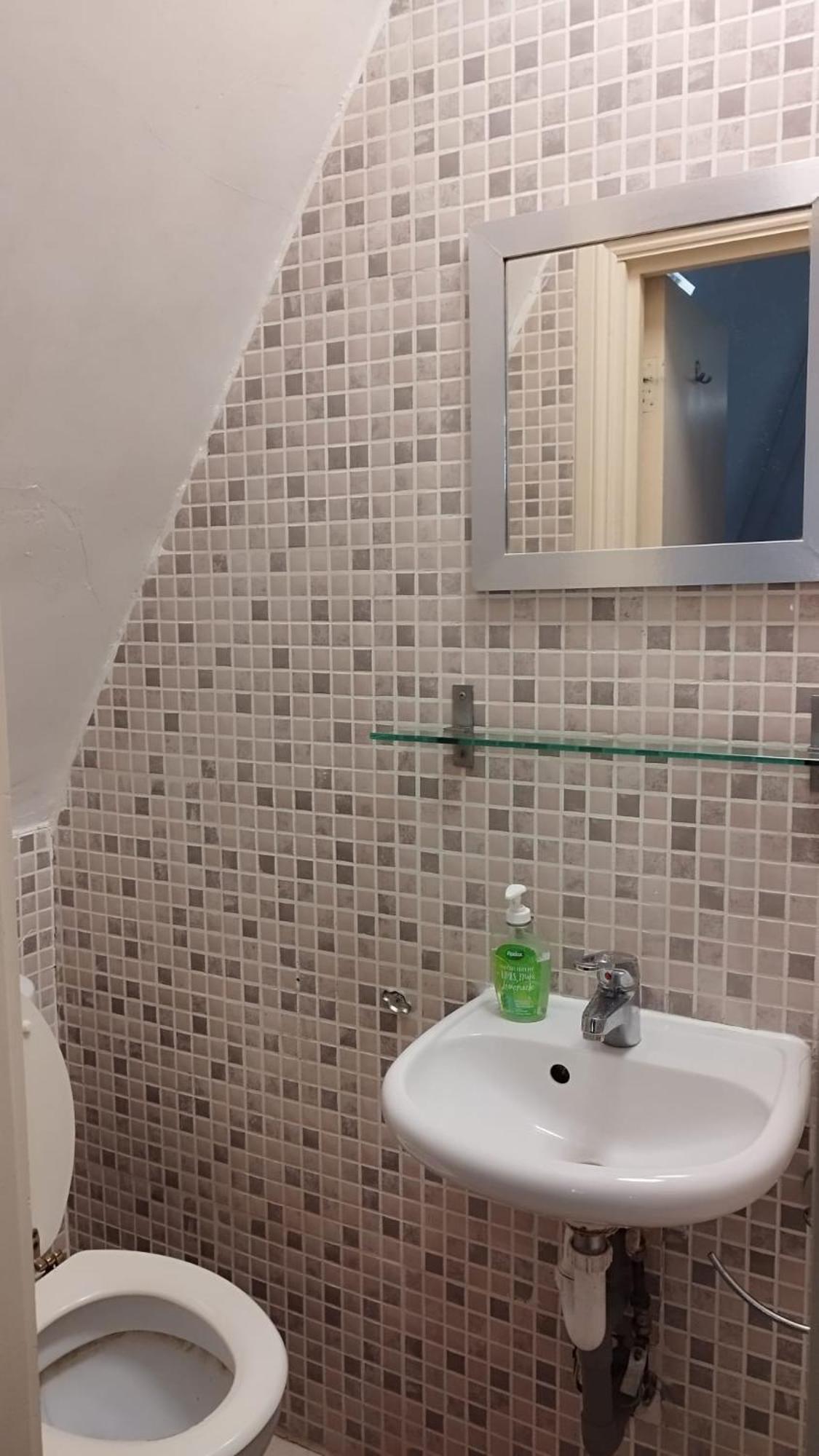 Peaceful Studio-flat With Driveway In Golders Green London