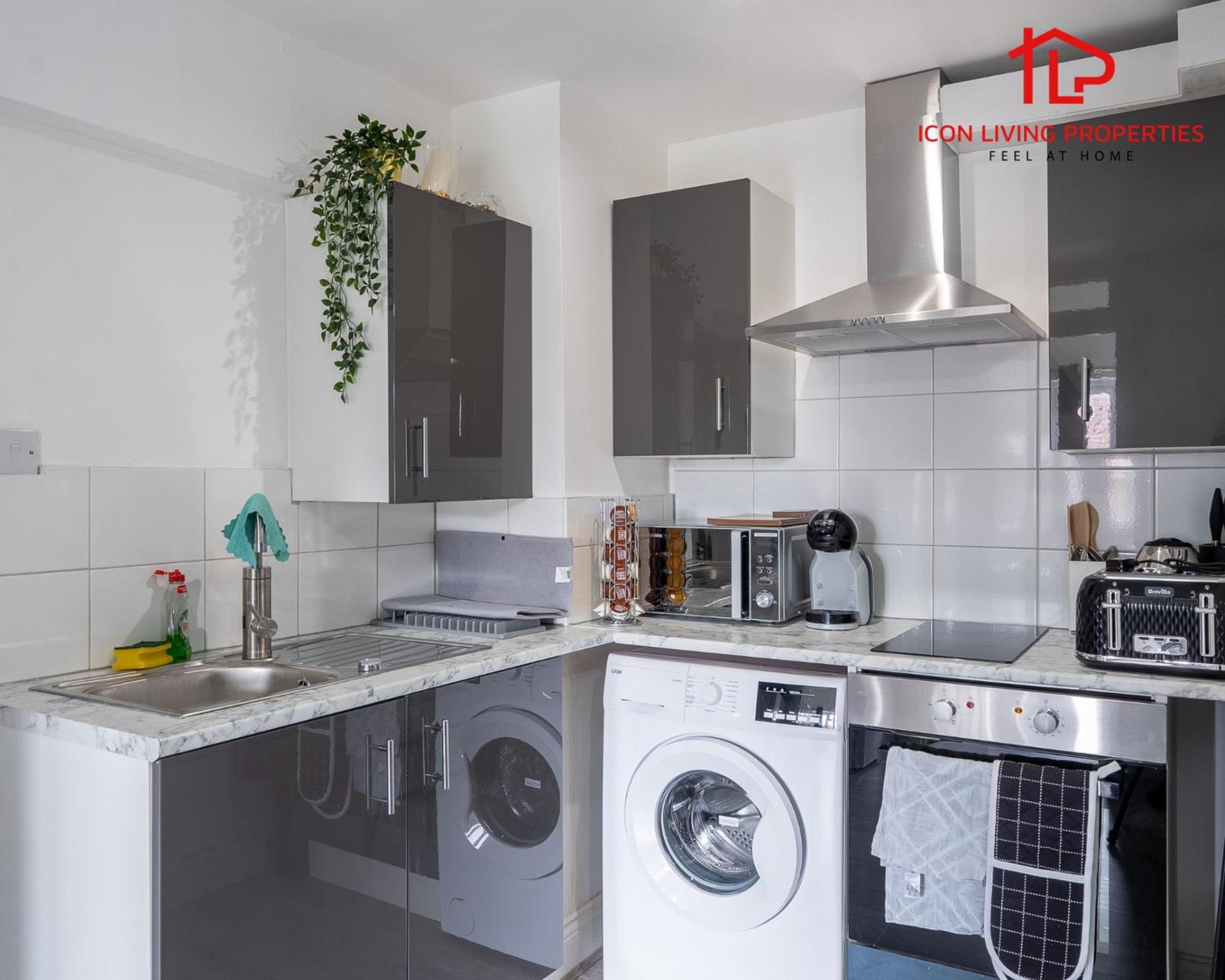 1 Bedroom Arch-view 2 By Icon Living Short Lets & Serviced With Free Parking Apartment London