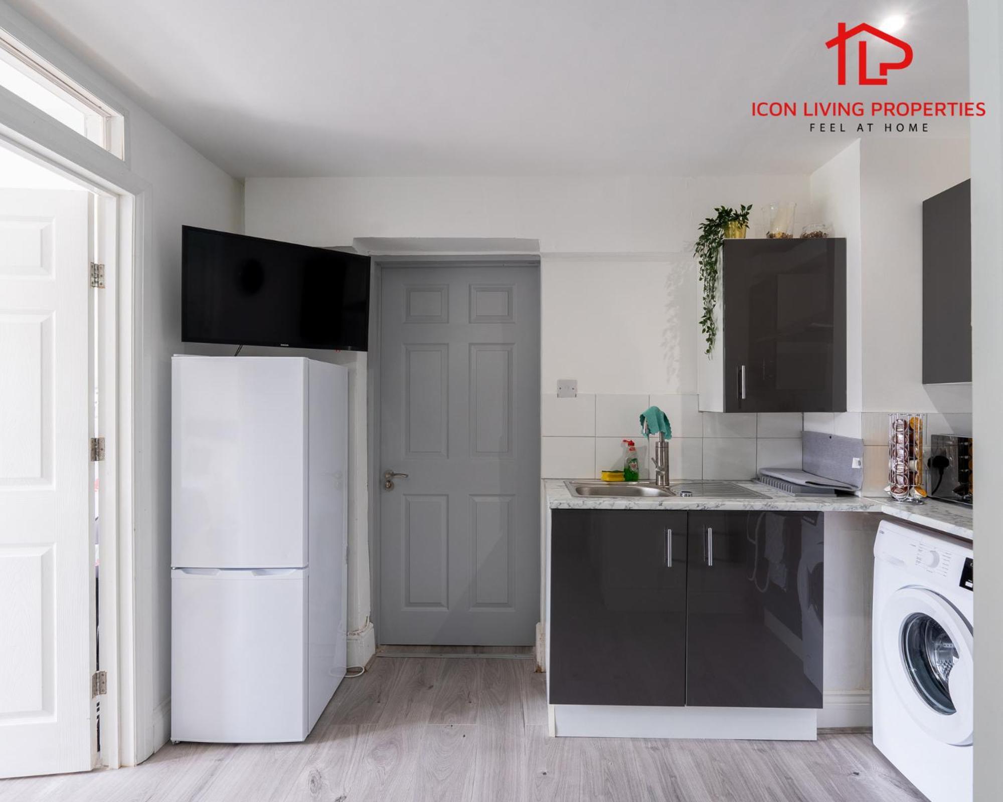 1 Bedroom Arch-view 2 By Icon Living Short Lets & Serviced With Free Parking Apartment London